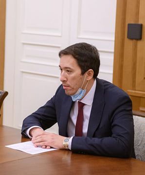 Евгений Куйвашев обсудил с производителями ИВЛ ход работы по выпуску медтехники